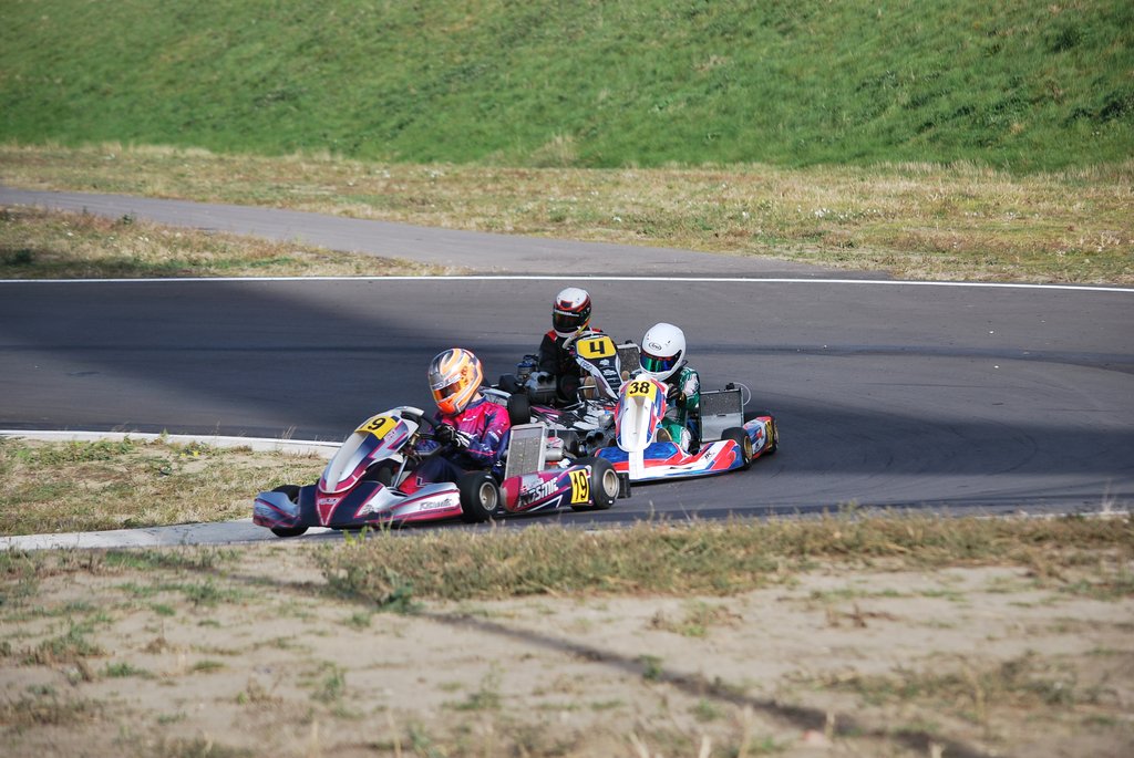 Julie Friis (#38) kæmper med Filip Normann (#19) og Magnus Germansen Daa (#4) i OK Junior-finalen